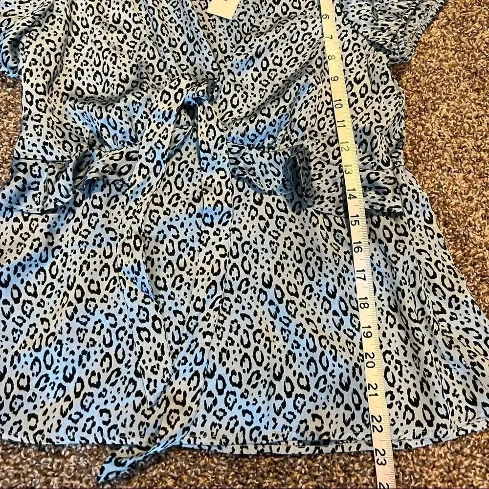 Francesca’s collection BLUE & BLACK ANIMAL PRINT CAP SLEEVE BLOUSE. NWT SIZE MED